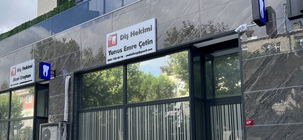 Mevlana Caddesi'ndeki binanın girişinde iki diş hekiminin tabelaları